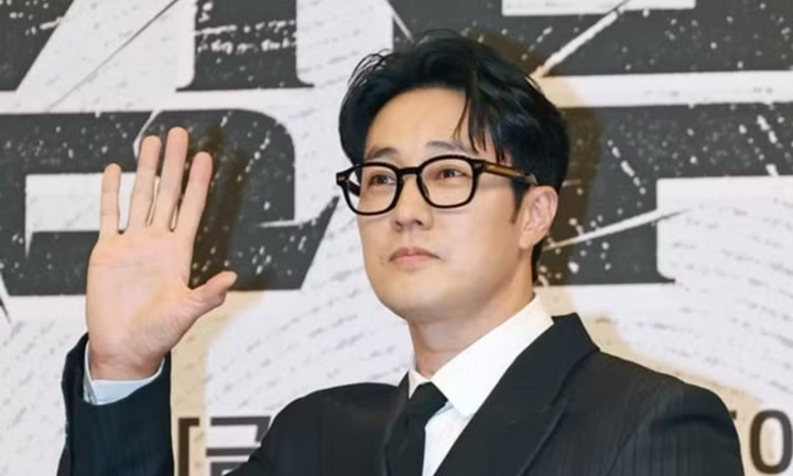 Nam diễn viên So Ji Sub mua vàng tặng 300 nhân viên 