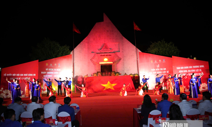 Thiêng liêng Lễ thắp nến tri ân tại Nghĩa trang Liệt sĩ Việt - Lào
