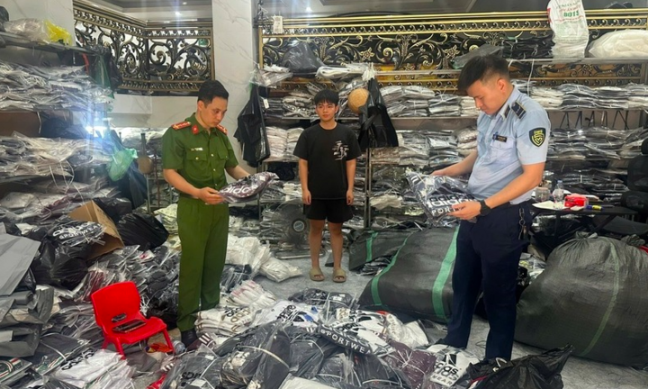 Hà Nội: Phát hiện kho hàng thời trang nghi giả mạo trị giá hơn 4 tỷ đồng tại xã Phù Đổng