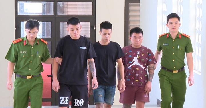 Bắt nhóm thanh niên lái ô tô chặn đường, lấy cớ va quệt xe để cưỡng đoạt tài sản