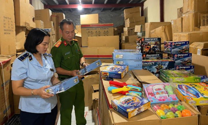 Hàng trăm sản phẩm không rõ nguồn gốc cùng hàng giả nhãn hiệu bị phát hiện ở Hà Nội