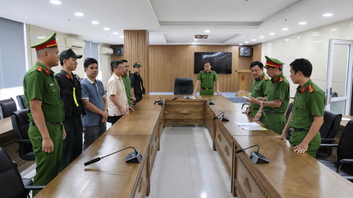 Phá đường dây mua bán trái phép hóa đơn hơn 2.000 tỷ đồng: Khởi tố, bắt tạm giam 2 đối tượng 