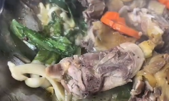 Vụ phát hiện dòi trong món gà tại tiệc tân gia ở Đắk Lắk: Chủ nhà hàng bị phạt 27 triệu đồng