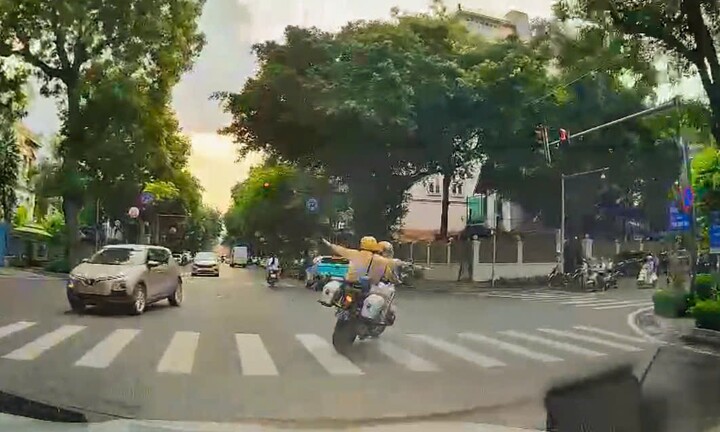 CSGT Hà Nội mở đường đưa sản phụ mang thai 8 tháng đến bệnh viện kịp thời