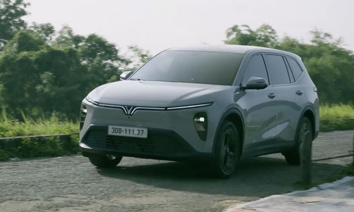 Đổi SUV máy dầu gắn bó 14 năm sang VinFast VF MPV 7, chủ xe chia sẻ: “Dùng nhẹ đầu, nuôi nhẹ gánh”