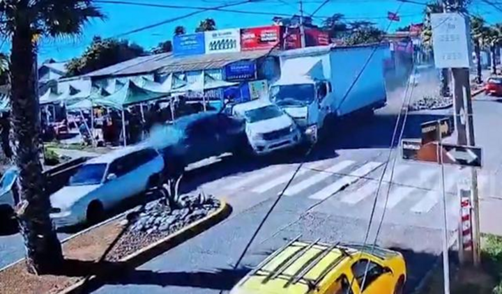 Clip: Hiện trường vụ xe tải mất phanh đâm 8 ô tô khiến 13 người thương vong