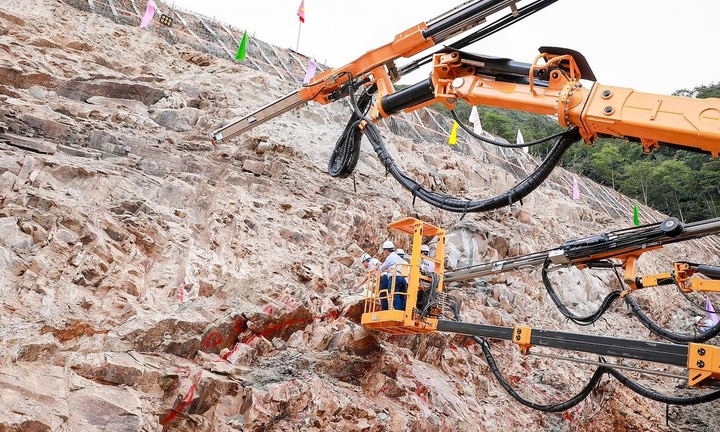Dự án hầm Hoàng Liên chính thức hạ những mũi khoan đầu tiên