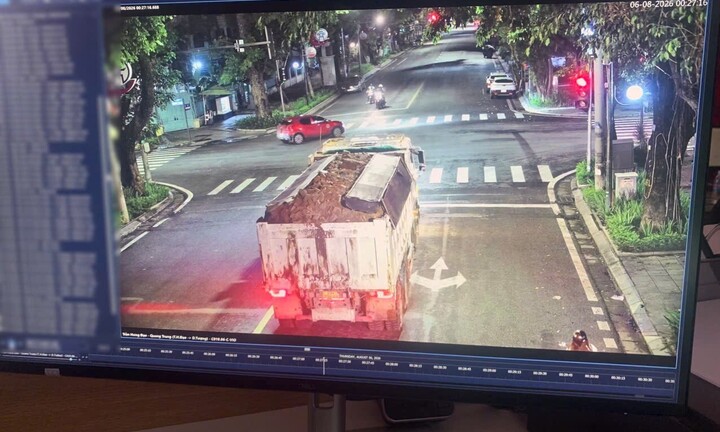Camera AI truy vết, xử lý xe tải làm rơi vãi bùn đất trên đường ở Hà Nội