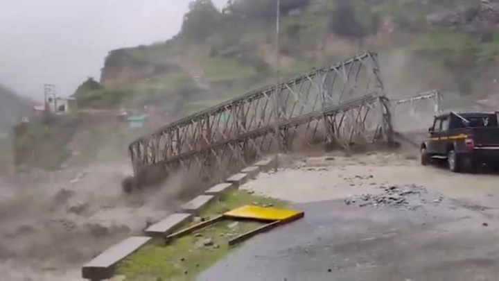 Clip: Lũ dữ cuốn sập cầu ở Ấn Độ, tài xế mất tích giữa dòng nước xiết