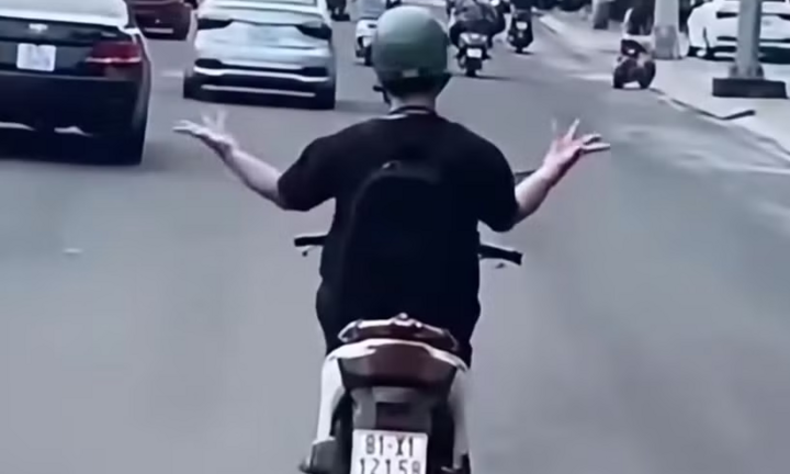Thông tin mới về vụ người đàn ông bị bệnh tâm thần nặng bỏ hai tay, múa trên xe máy