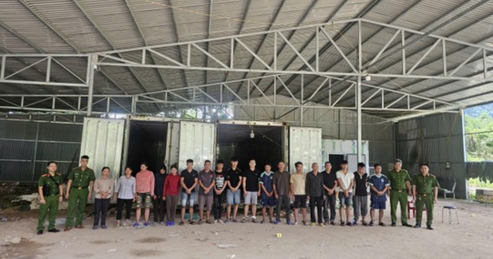 Khởi tố 18 bị can trong vụ vận chuyển hơn 5,3 tấn chân giò lợn qua biên giới