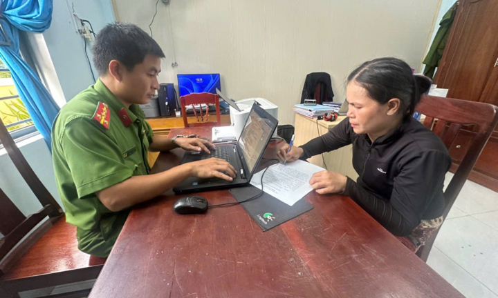 Lợi dụng hàng xóm vắng nhà, 