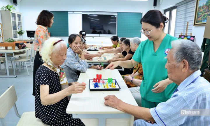Người già tiêm 