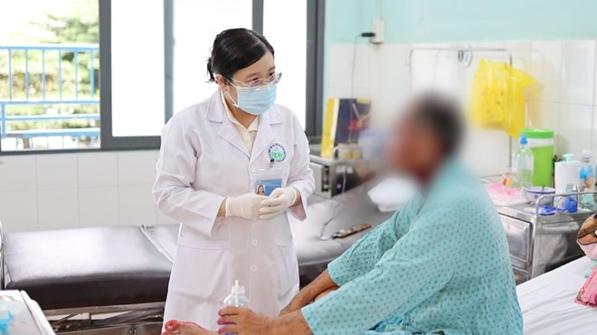 Người đàn ông nguy kịch sau ít phút tự ý sử dụng thuốc nhỏ mắt