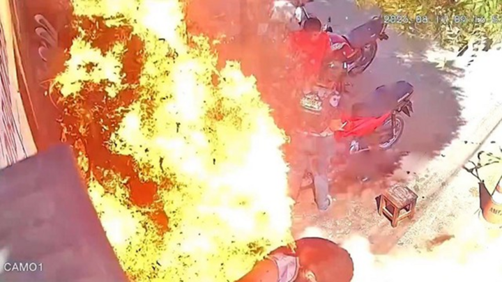 Clip: Thùng dầu nổ tung như bom, lửa bao trùm xưởng sửa chữa, nam thanh niên bị thương