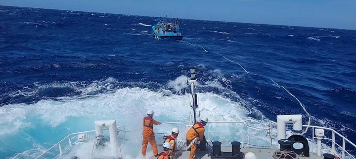 Cứu thành công 9 ngư dân gặp nạn trên vùng biển phía Nam Đặc khu Hoàng Sa