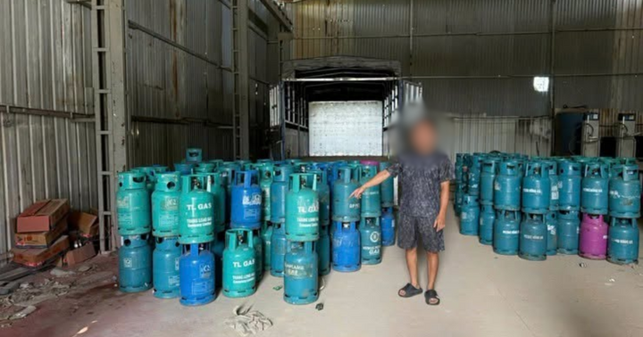 Đột kích đường dây gas giả ở Hà Nội, phát hiện hàng trăm bình gas cùng 1.645 tem chống hàng giả