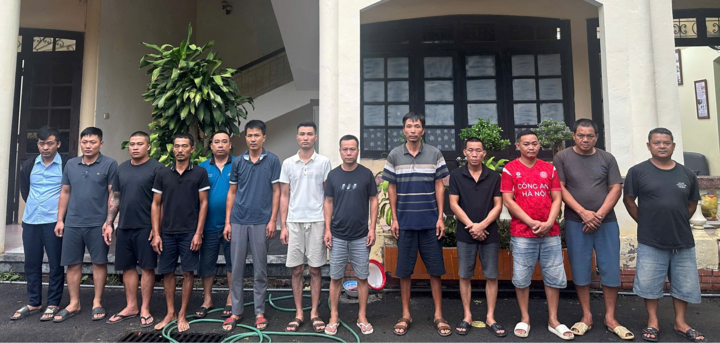 Bắt quả tang 13 tài xế đánh bạc, thu giữ hàng chục triệu đồng