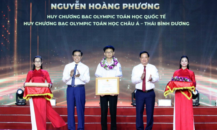 Nghệ An thưởng lớn cho học sinh giỏi: Một nam sinh nhận hơn 200 triệu đồng
