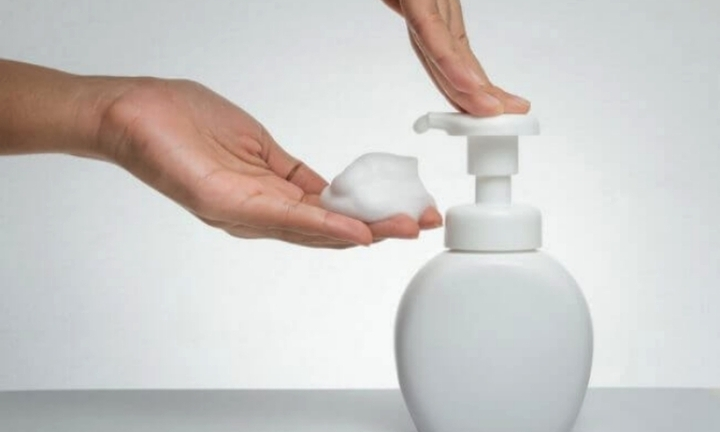 Bộ Y Tế thu hồi 2 lô dung dịch vệ sinh phụ nữ Rolux AF do là hàng giả