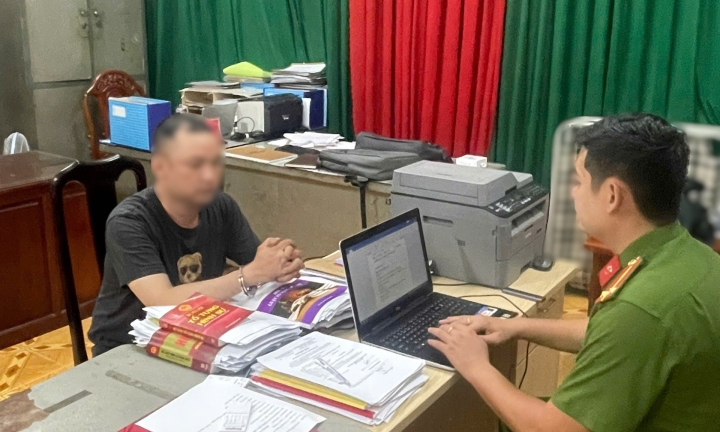 Mâu thuẫn tiền bạc, người đàn ông ném chai sơn làm hư hỏng nhà và kính chắn gió ô tô