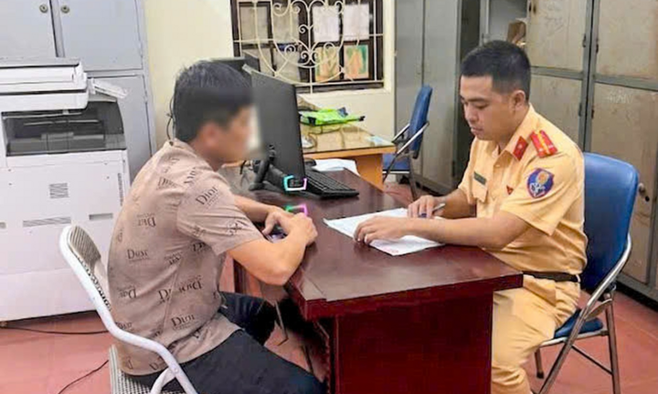 Tài xế xe đầu kéo đi kiểu “rùa bò” trên cầu Thăng Long nói gì tại cơ quan công an?
