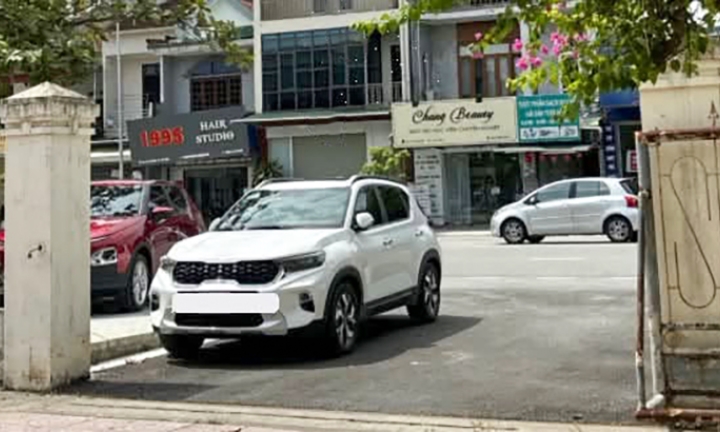 Pháp luật 24h: Đỗ xe chắn cổng cơ quan, tài xế bị phạt 900.000 đồng