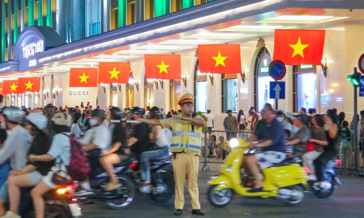 CSGT Hà Nội căng mình đảm bảo trật tự an toàn giao thông đêm bắn pháo hoa chào mừng Quốc khánh 2/9/2026