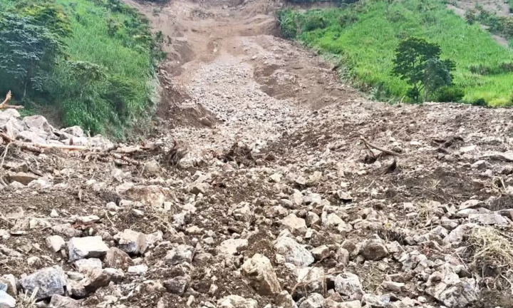 Clip ghi lại khoảnh khắc hàng trăm m3 đất đá đổ xuống như thác, vùi lấp đường ở Nghệ An
