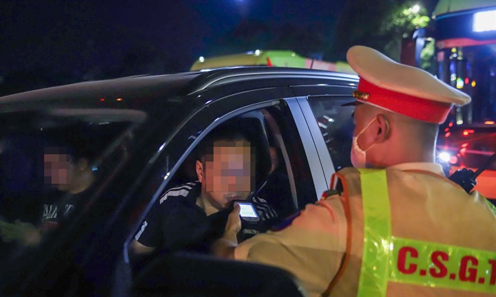 Hà Nội: Liên tiếp phát hiện người điều khiển ô tô vi phạm nồng độ cồn