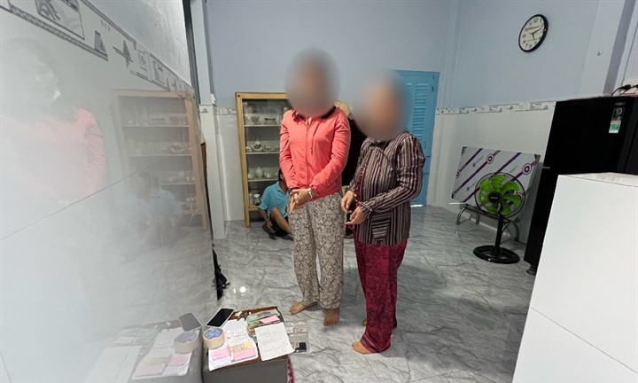 Bắt quả tang 2 người phụ nữ làm chuyện đáng xấu hổ ngay tại nhà