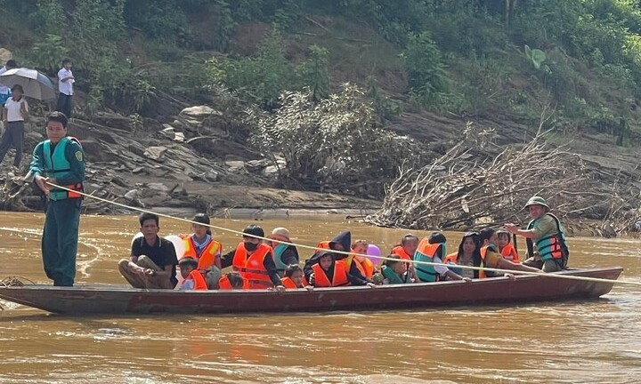 Nghệ An: Rưng rưng khoảnh khắc vượt lũ dữ, đưa học sinh đi khai giảng