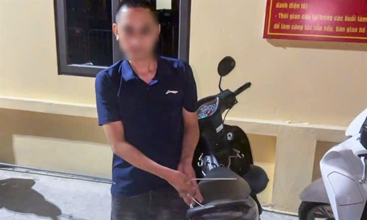 Hà Nội: Kiểm tra chiếc xe che biển số bằng khẩu trang, phát hiện tài sản trộm cắp