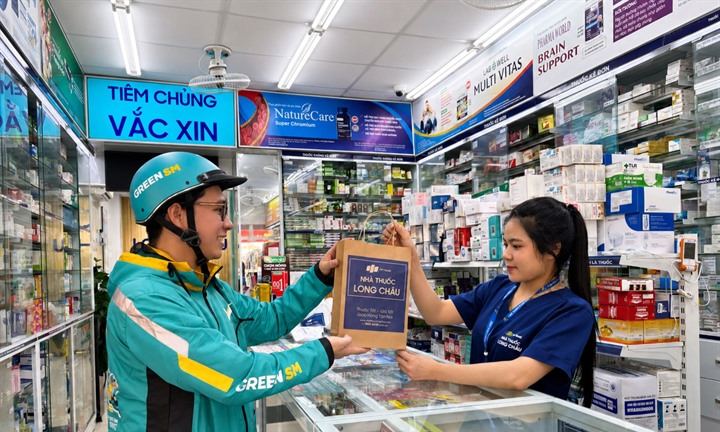 Green SM và Long Châu triển khai giao hàng bằng xe máy điện tại hơn 1.500 nhà thuốc