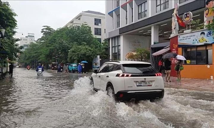 Hà Nội cho phép các trường linh hoạt chuyển đổi hình thức dạy học khi mưa lớn