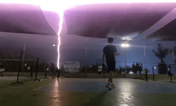 Sét đánh sập nguồn điện ngay cạnh sân pickleball, dàn người chơi hoảng sợ