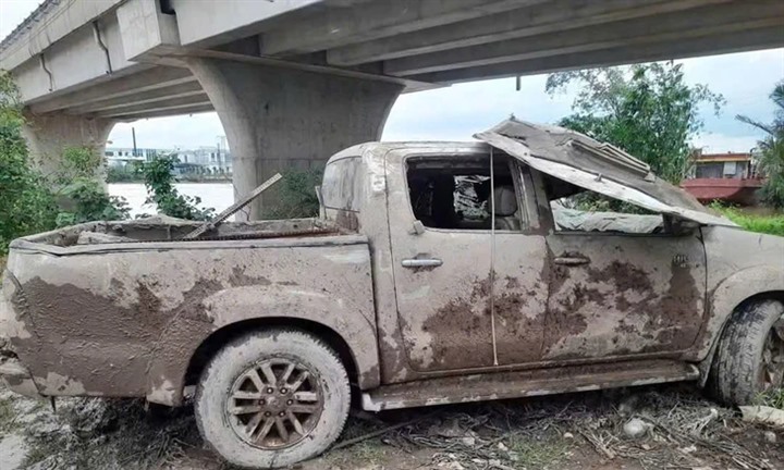Phát hiện xe bán tải dưới kênh ở Vĩnh Long, bên trong có bộ xương người