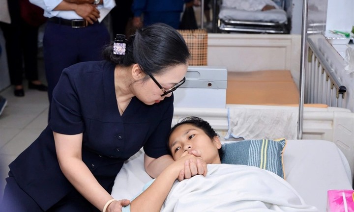 Cô giáo xả thân cứu học sinh bị xe tải cán được tặng Huân chương Dũng cảm