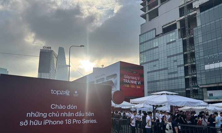 Hình ảnh người Việt Nam xếp hàng dài đón chờ iPhone 18 Pro Max đầu tiên trên thế giới