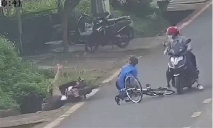 Hi hữu: Xe máy tông xe đạp đi đúng đường, một người ngã lộn nhào xuống mương 