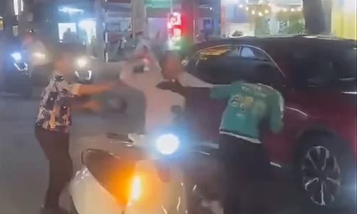 Vụ clip tài xế xe ôm công nghệ bị đánh túi bụi trong đêm: Công an vào cuộc xác minh