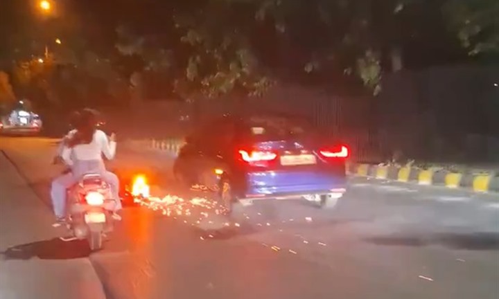 Ô tô kéo lê xe máy tóe lửa trên đường, tài xế 73 tuổi bị bắt