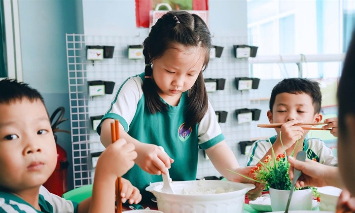 Trẻ mầm non bán trú được hưởng những khoản hỗ trợ nào?