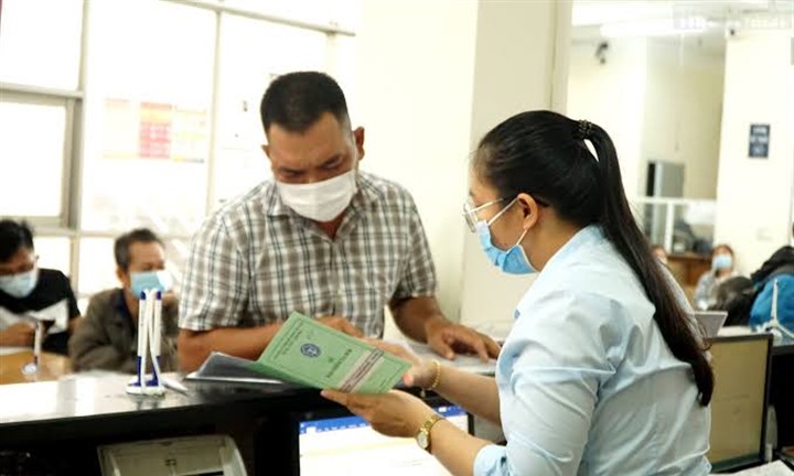 Ký hợp đồng với người đang hưởng trợ cấp thất nghiệp, báo tăng BHXH thế nào?