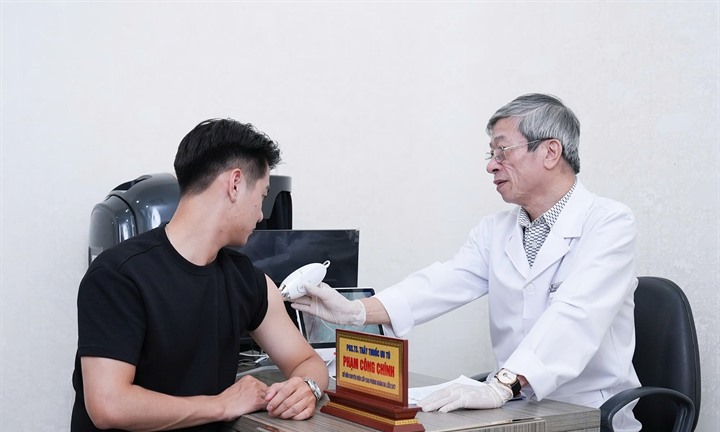 Da liễu 247 ứng dụng Follitech-5D tối ưu toàn diện hiệu quả điều trị viêm nang lông