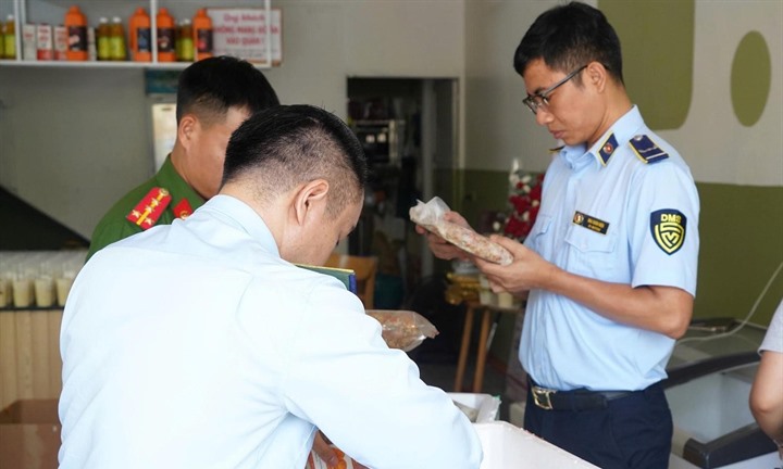 Hà Nội: Tạm giữ 240 kg nhân bánh Trung thu không rõ nguồn gốc, quá hạn sử dụng