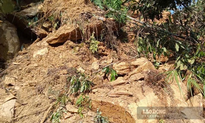 Sạt lở hơn 10.000m3 đất đá, 37 hộ dân ở Lào Cai bị cô lập  