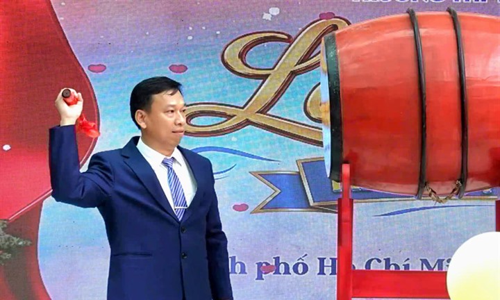 Thầy hiệu trưởng viết thư cho phép học sinh mang dép, đi giày khác đến trường