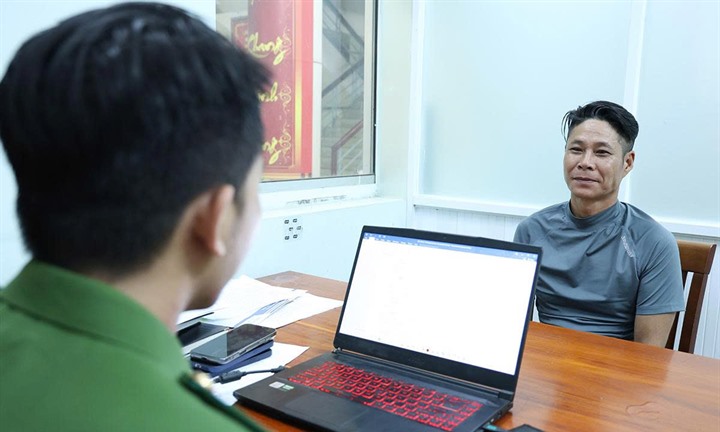 Tạm giữ đối tượng có nhiều tiền án, thu giữ súng và nhiều hung khí nguy hiểm