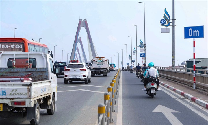 Hà Nội: Bổ sung biển báo, vạch khoảng cách xe trên cầu Nhật Tân